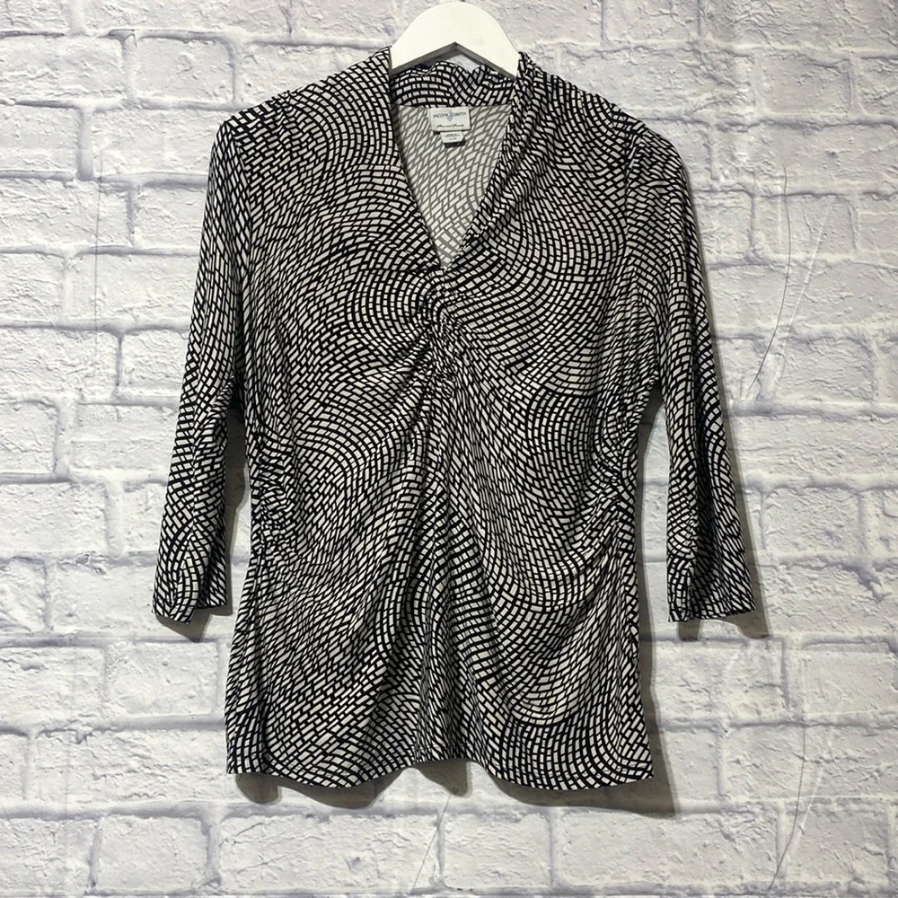 Jaclyn Smith top vneck